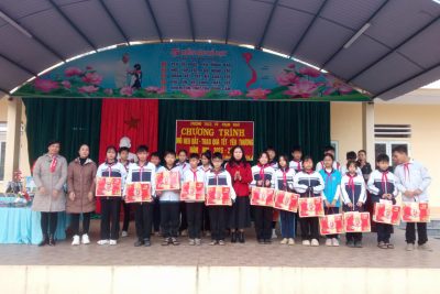 Trường THCS Vũ Phạm Khải đong đầy yêu thương trong chương trình “Mổ heo đất – Trao quà Tết yêu thương”