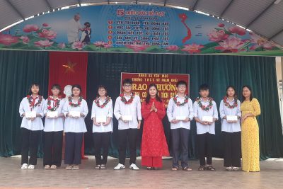 LỄ TRAO THƯỞNG HỌC SINH CÓ THÀNH TÍCH XUẤT SẮC NĂM HỌC 2025-2026 TRƯỜNG THCS VŨ PHẠM KHẢI